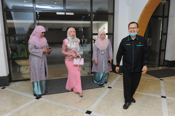 10 July 2020 Handing Over of Laptop for IIUM Needy Students by CEO MIMOS Berhad